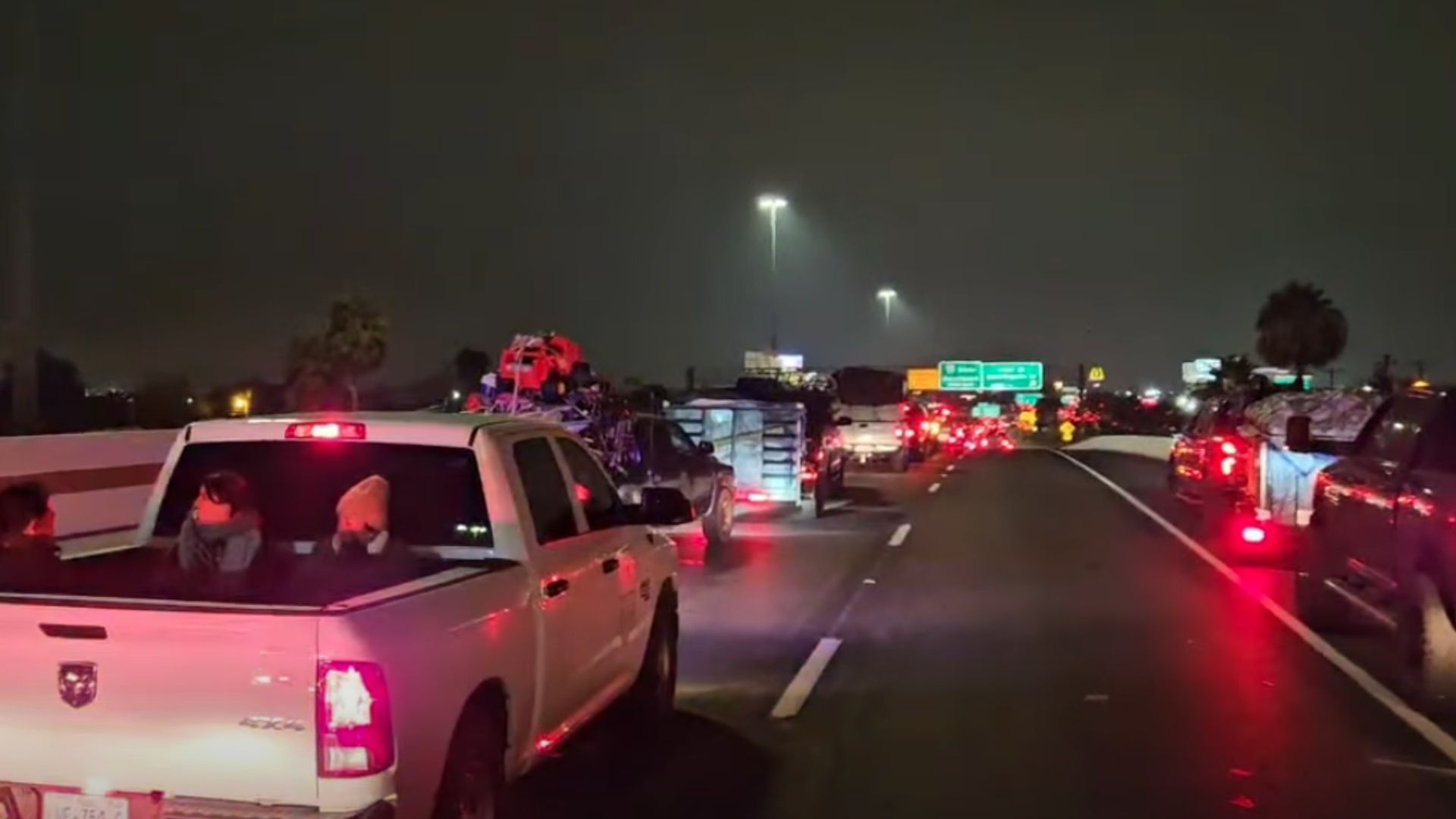 Regresan en Caravana Miles de Paisanos a México para Fiestas Decembrinas