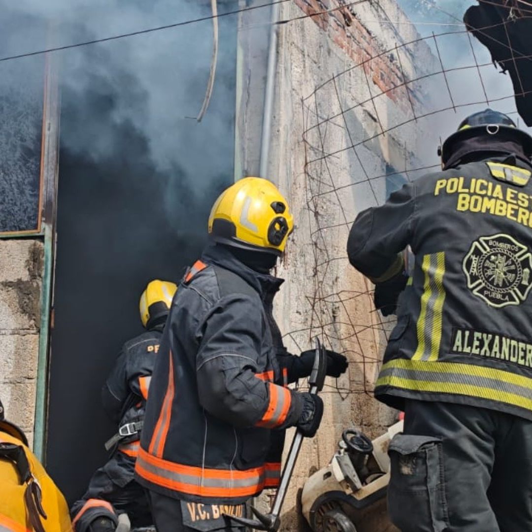 Incendio en Casa Habitación de Colonia Lagunilla Puebla Dejó Dos Lesionados