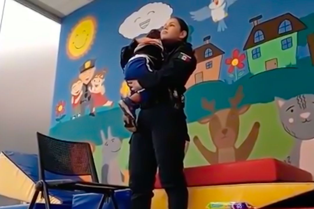 Policías rescatan a bebé que caminaba solo en Escobedo, Nuevo León.