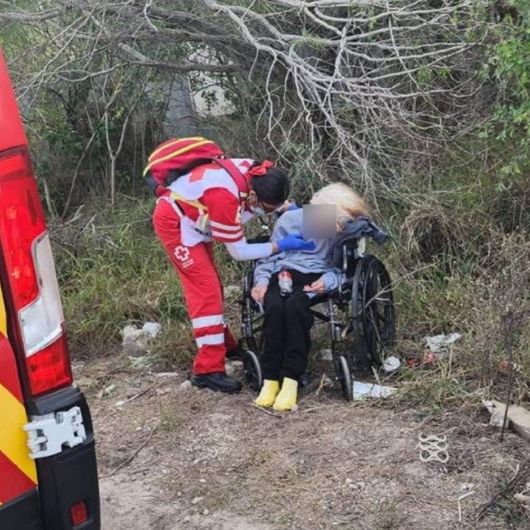 Buscan a Familiares de Adulta Mayor Abandonada en Silla de Ruedas en Carretera de Tamaulipas