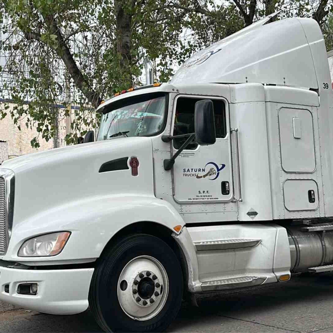 Un Tráiler se Queda Atorado en Bulevar Río Santiago de SLP