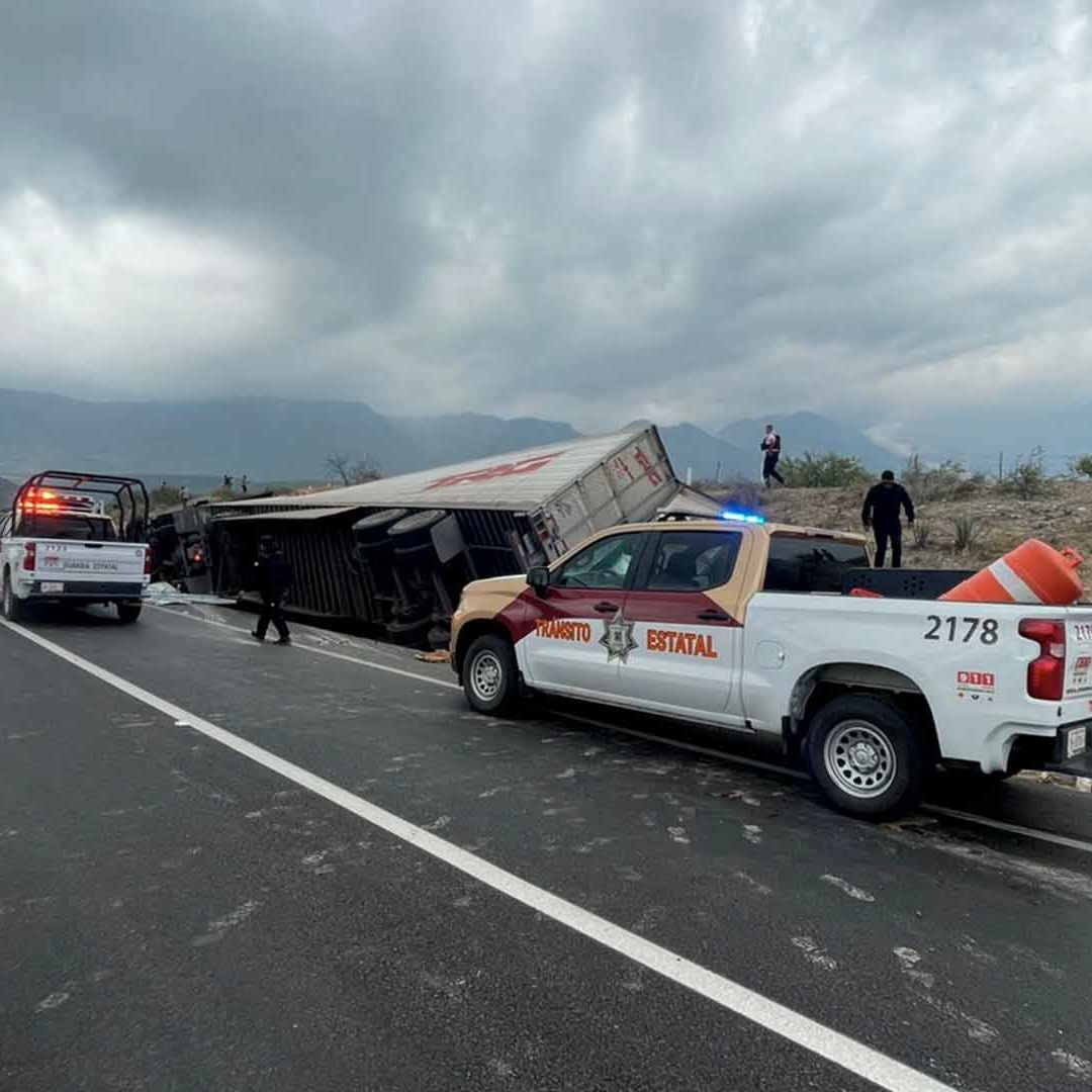 Vuelca Trailer Cargado con Fresas Carretera Rumbo Nuevo en Tamaulipas