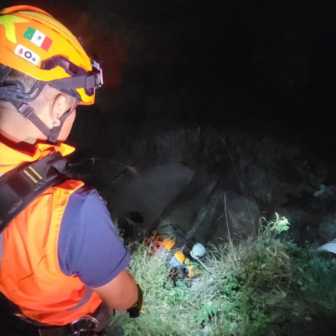 Protección Civil de Nuevo León rescata a mujer que cayó dentro de pozo