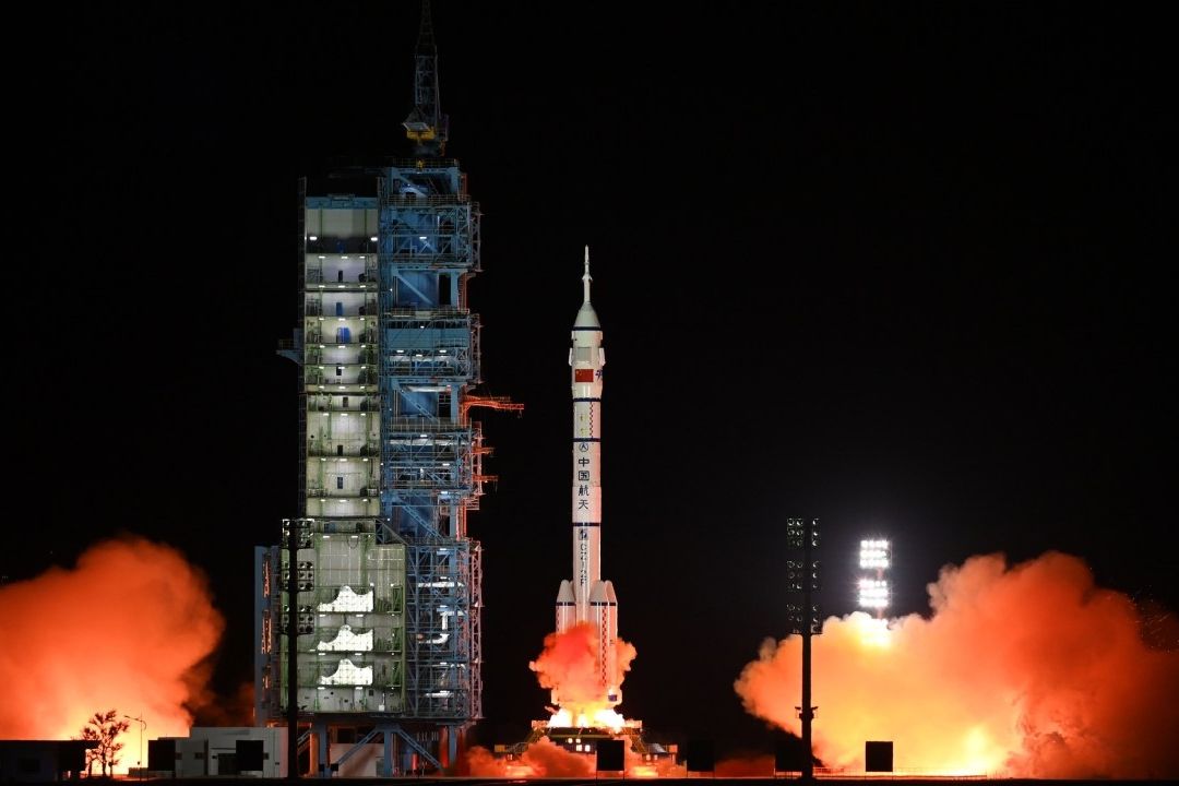 Astronautas de China SE Reúnen con Jóvenes de la OCS de Shangai