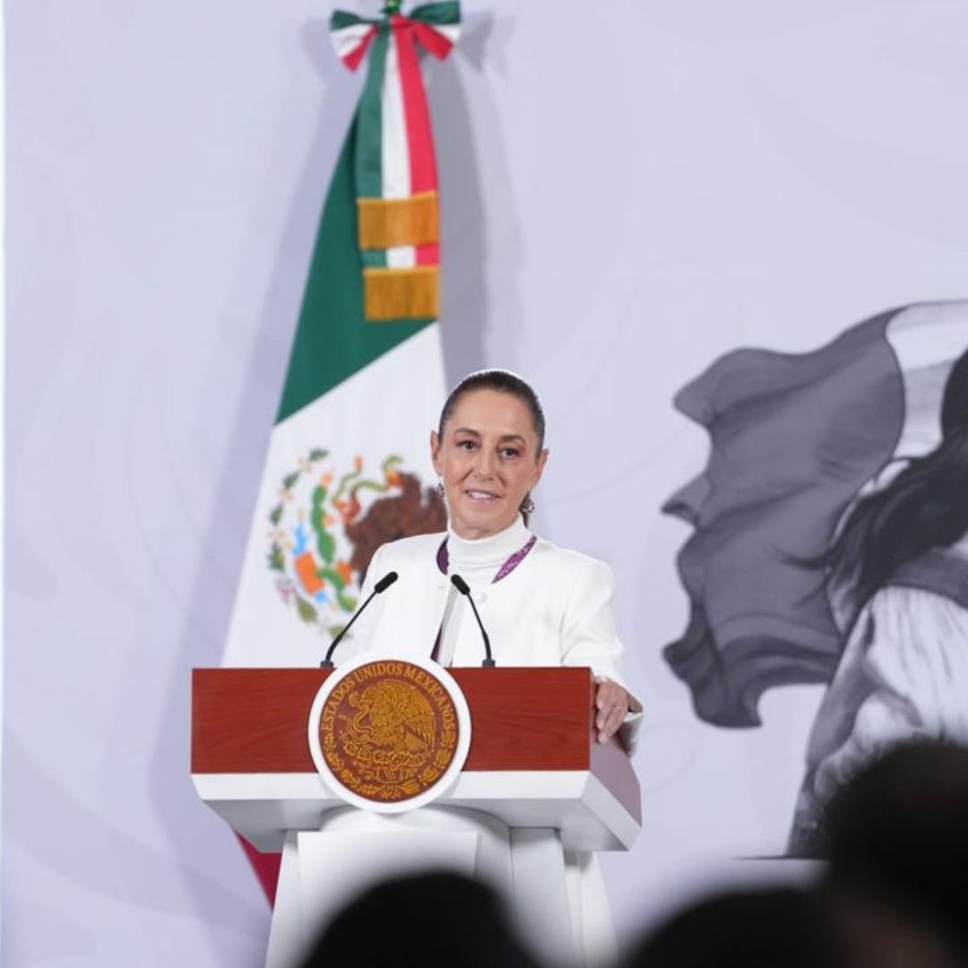 Una mujer habla en confenecia de prensa.