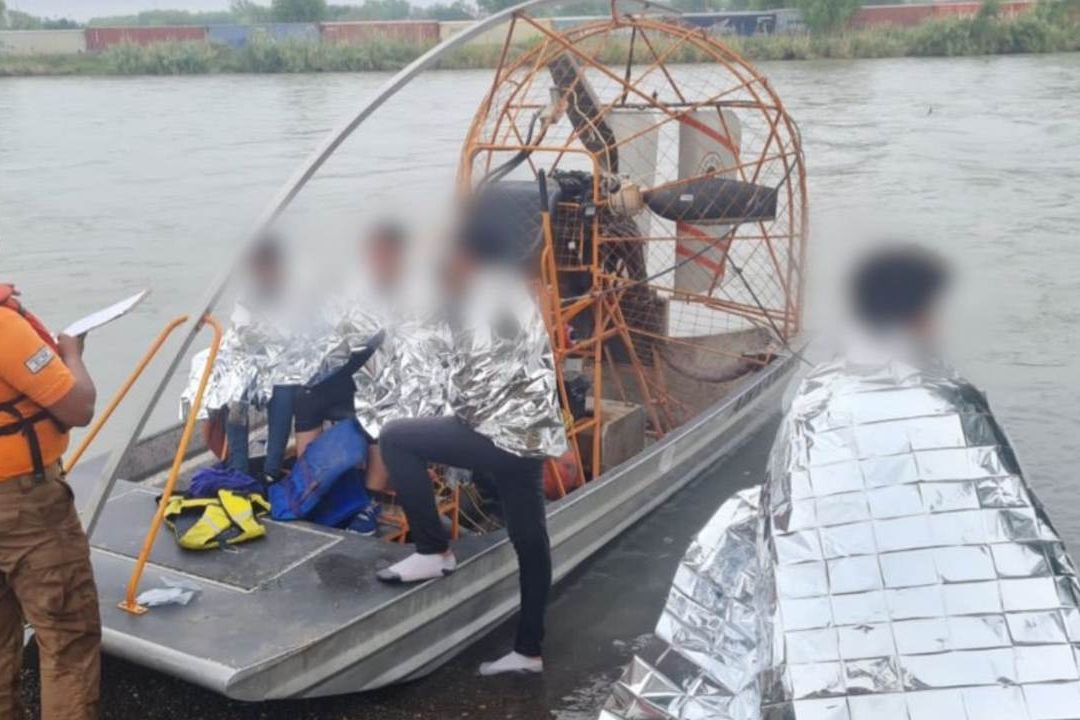 Grupo Beta de Piedras Negras, Coahuila, rescató a una mujer con 9 meses de embarazo y tres menores originarios de Guatemala