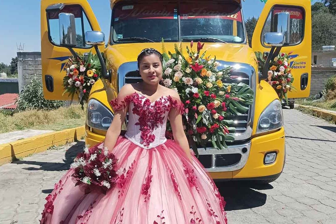 Video: Quinceañera llega en tráiler a su fiesta en Edomex