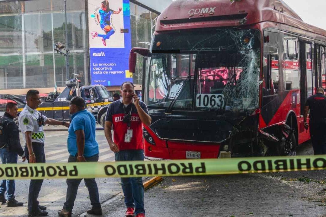 Según las primeras versiones de los hechos, el camión del Metrobús perdió el control y chocó contra una señalización