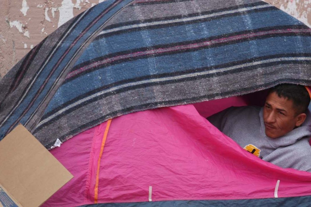 Migrantes invaden edificios abandonados en Ciudad Juárez