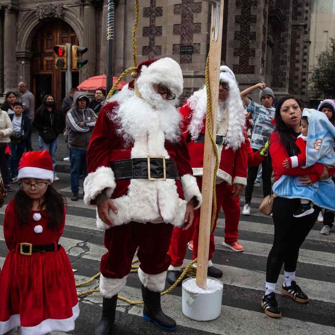 Santa Claus de Romería Cuauhtémoc se manifiestan por falta de permisos de la alcaldía. foto: Cuartoscuro