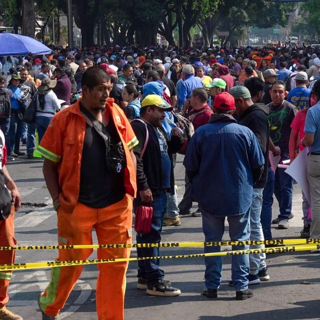 Personal de limpia realiza bloqueo en Tacuba, en la CDMX.