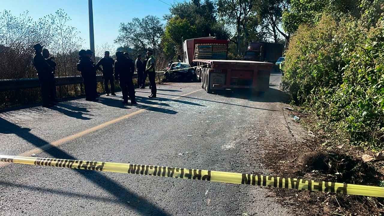Choque en Carretera Tenango-Tenancingo Entre Tráiler y Taxi Deja Cuatro Muertos