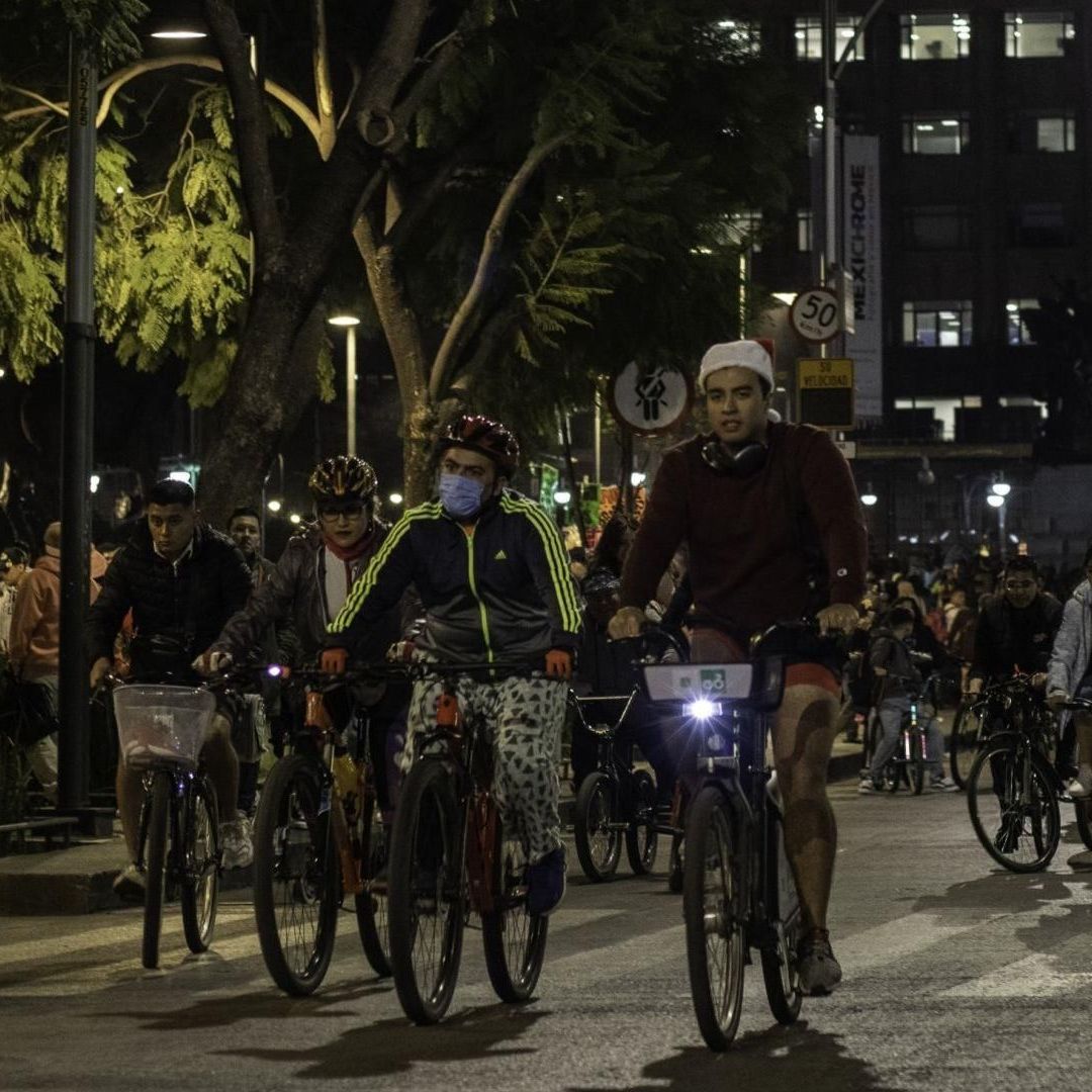 Ciclistas en Paseo Nocturno en la CDMX.