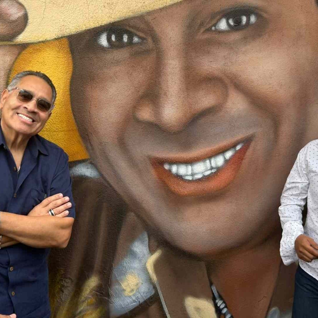 Tito Nieves en Veracruz Cantante Llega a Barrio de La Huaca para Firmar Mural Previo a su Último Concierto