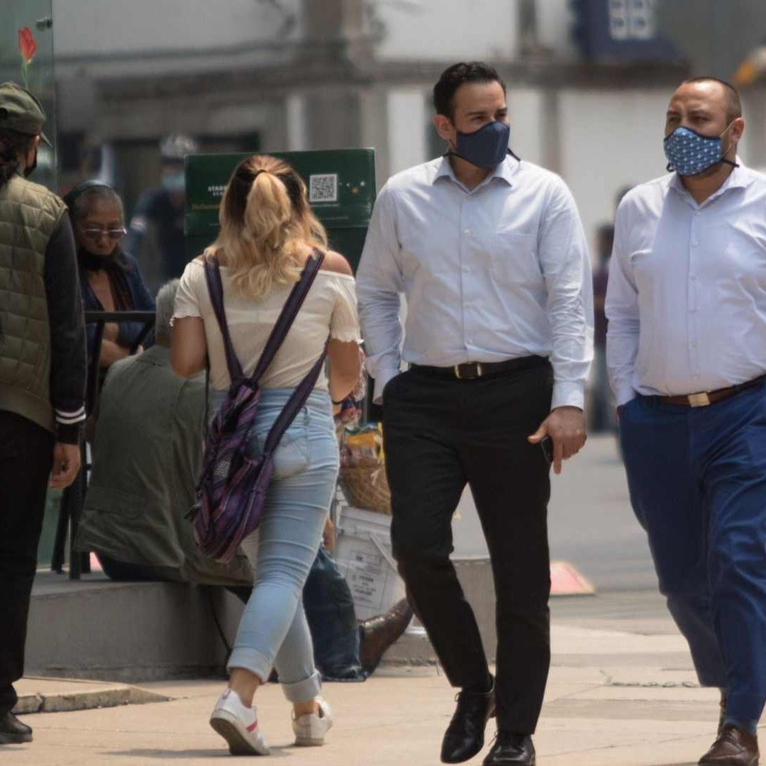 Oficinistas descansan durante sus labores diarias