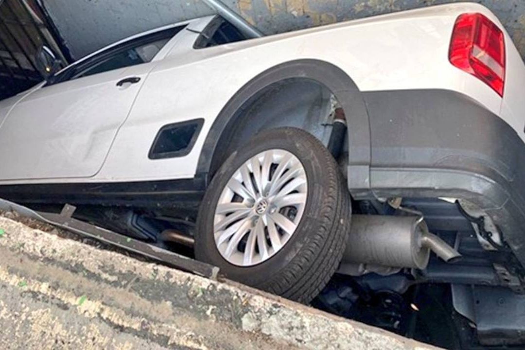Camioneta Vuelca y Cae en Desnivel de Calzada de Tlalpan