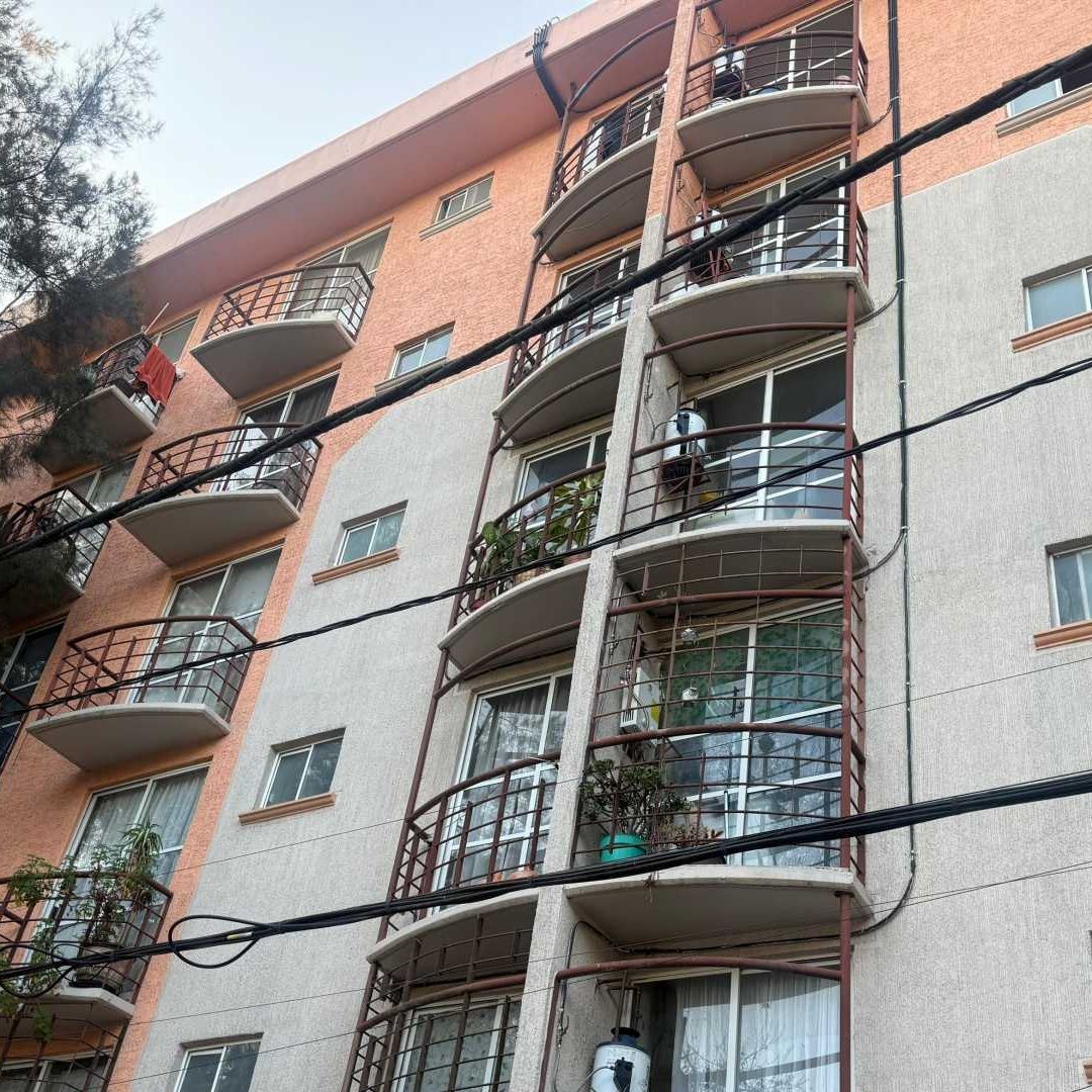 Edificio donde murió un hombre al arrojarse de la ventana, en colonia Doctores