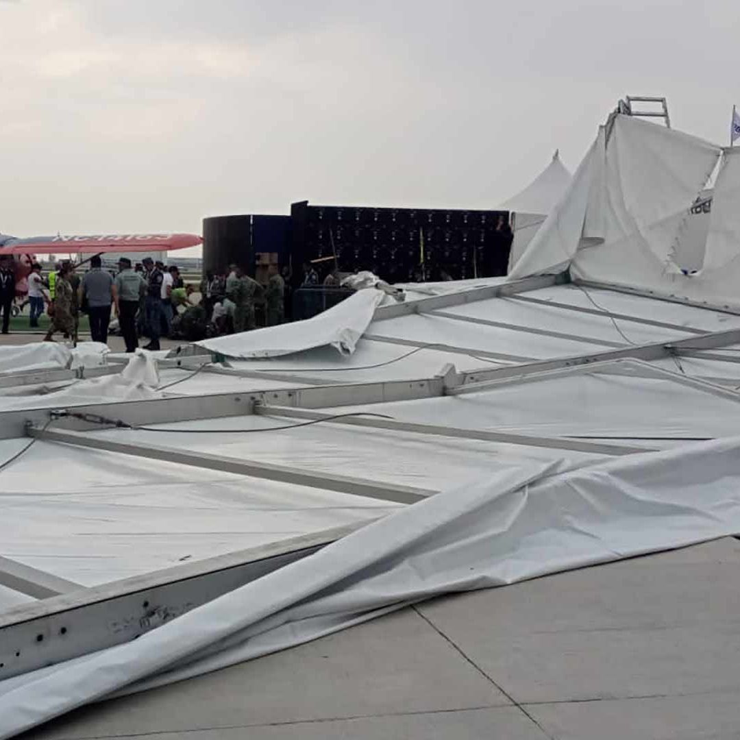 Colapsa Lona en Base Aérea de Santa Lucía; Reportan Lesionados