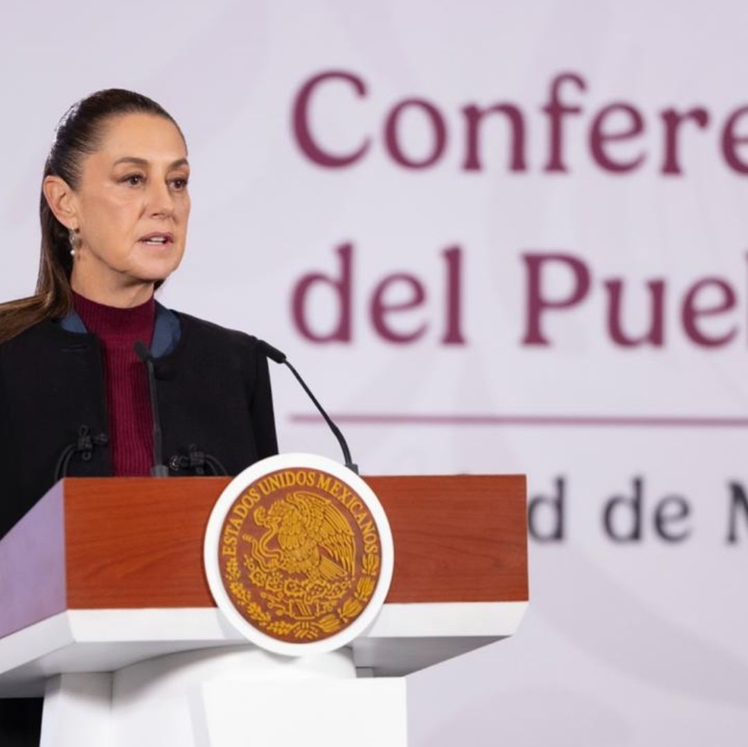 Una mujer habla por micrófono.