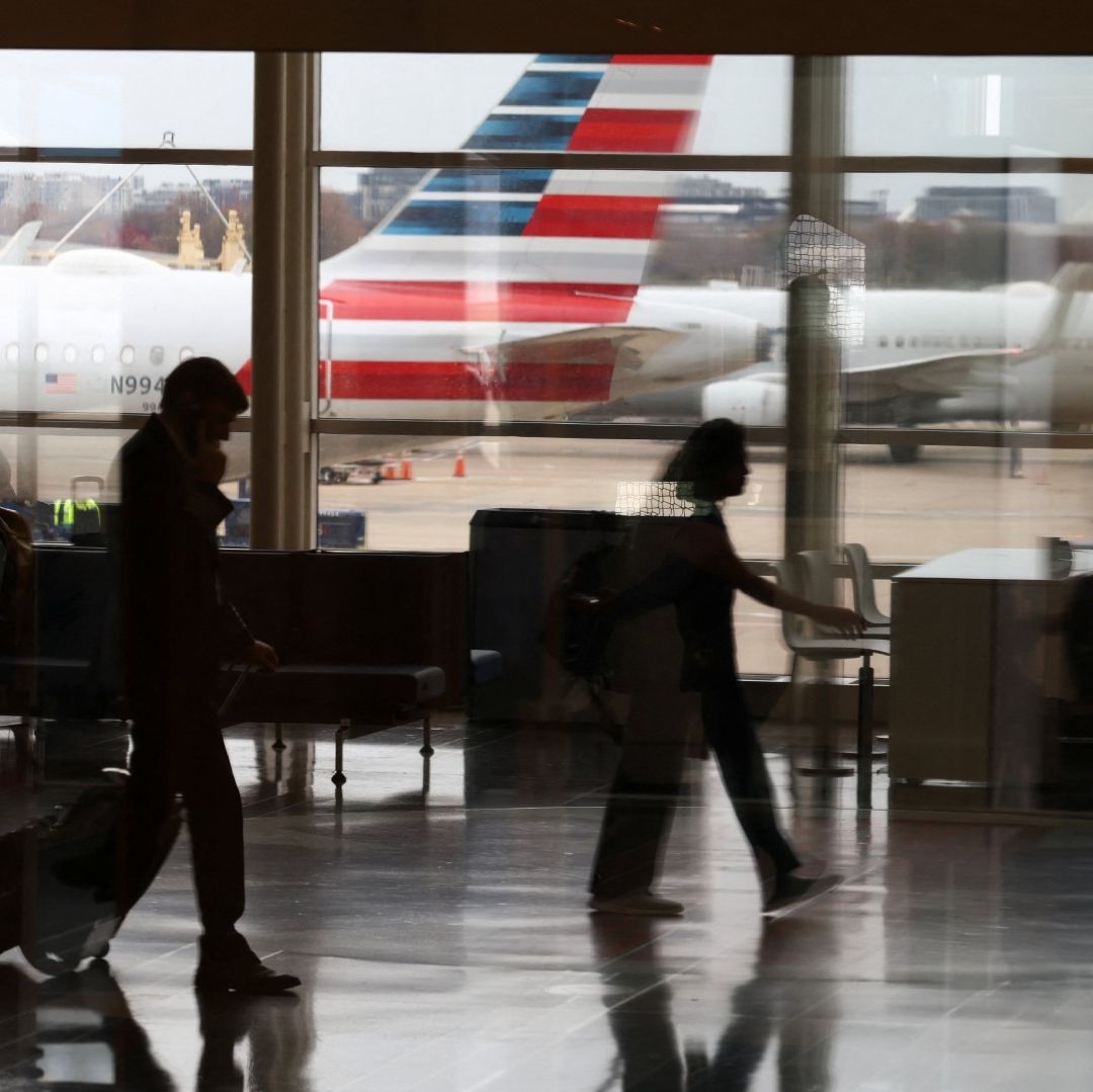 Personas con una maleta en un aeropuerto.