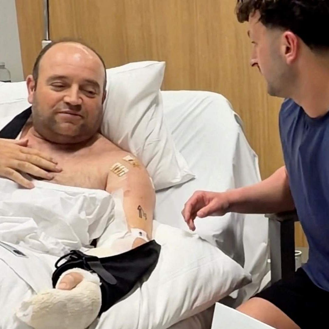 Influencer Zachery Dereniowski entrega un cheque a Ahmed al Ahmed, el llamado héroe de Australia. Foto: @mdmotivator vía Reuters