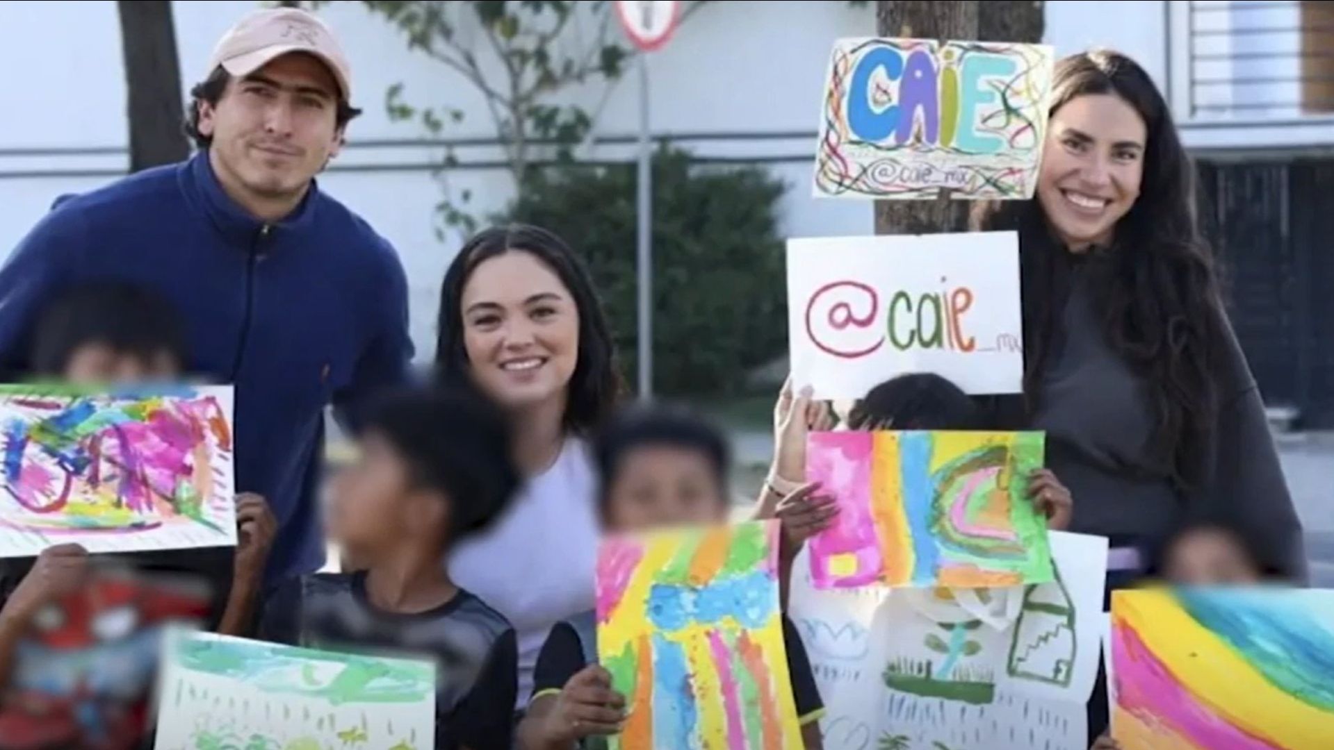 Niñas y niños reciben clases improvisadas en un semáforo de la Ciudad de México