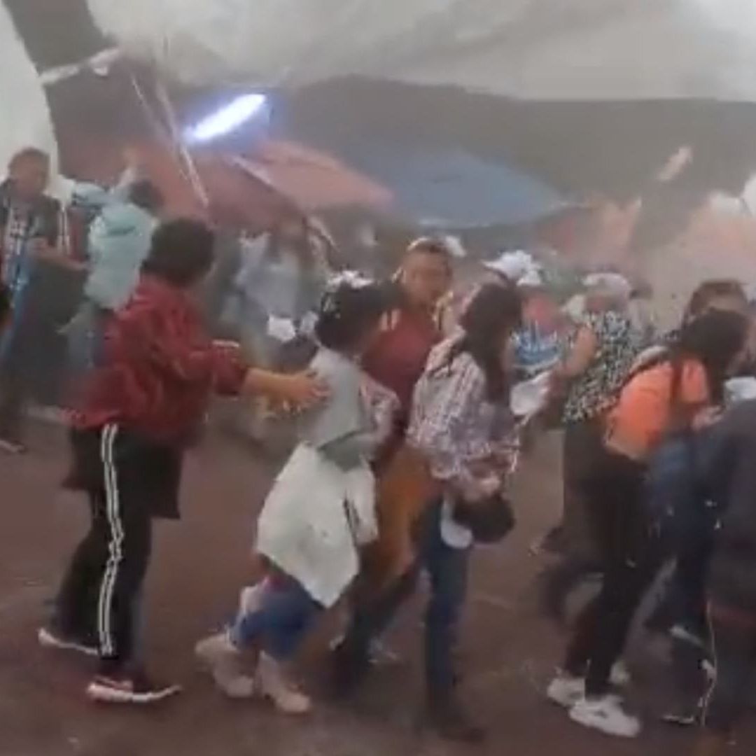 Un ventarrón tira lona en evento de Alejandra Del Moral