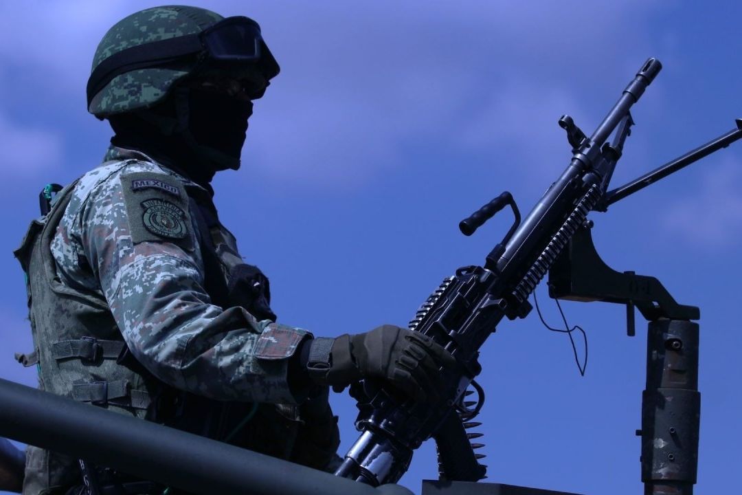 Personal del Ejército y de la Guardia Nacional participan en el acordonamiento de una escena de crimen
