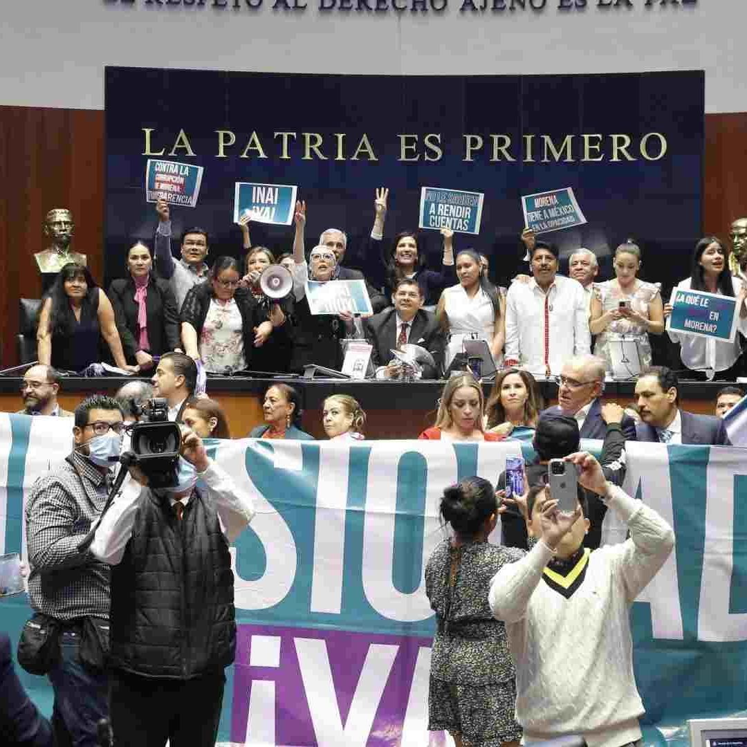 Senadores de oposición tomaron la tribuna del Senado.