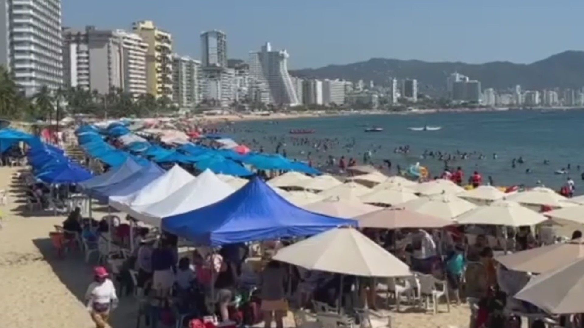 Turistas Nacionales y Extranjeros Pasan la Navidad en Playas de México