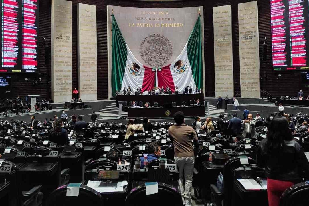 Tras una sesión maratónica de más de un día de corrido, la Cámara de Diputados aprobó iniciativas polémicas, algunas de ellas necesarias para el gobierno de AMLO