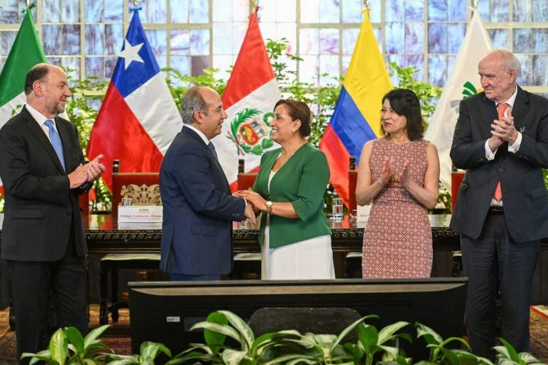 Segob critica reunión de Felipe Calderón con presidenta Dina Boluarte de Perú
