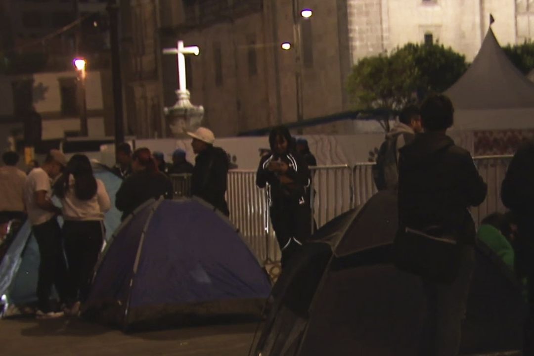 Fans de Rosalía Duermen en el Zócalo para Ganar Lugar