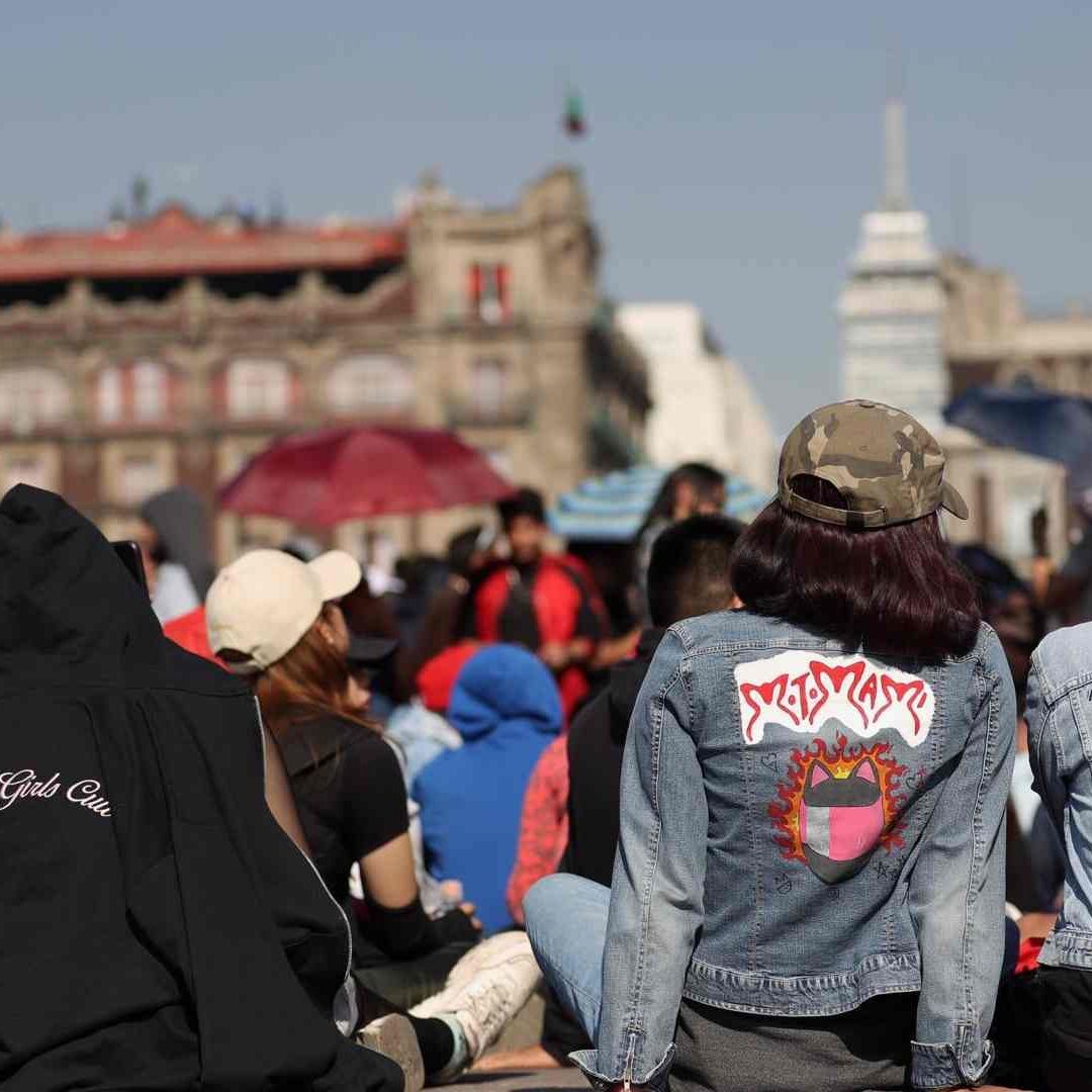 Fans de Rosalía en el Zócalo de la CDMX