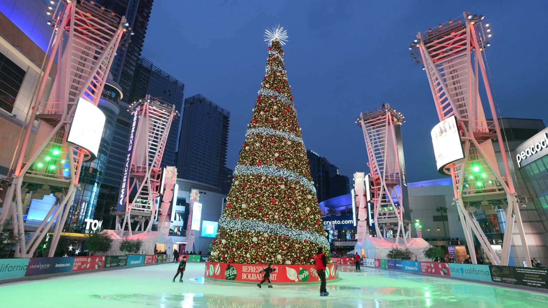 árbol de navidad monumental en plaza de Los Ángeles