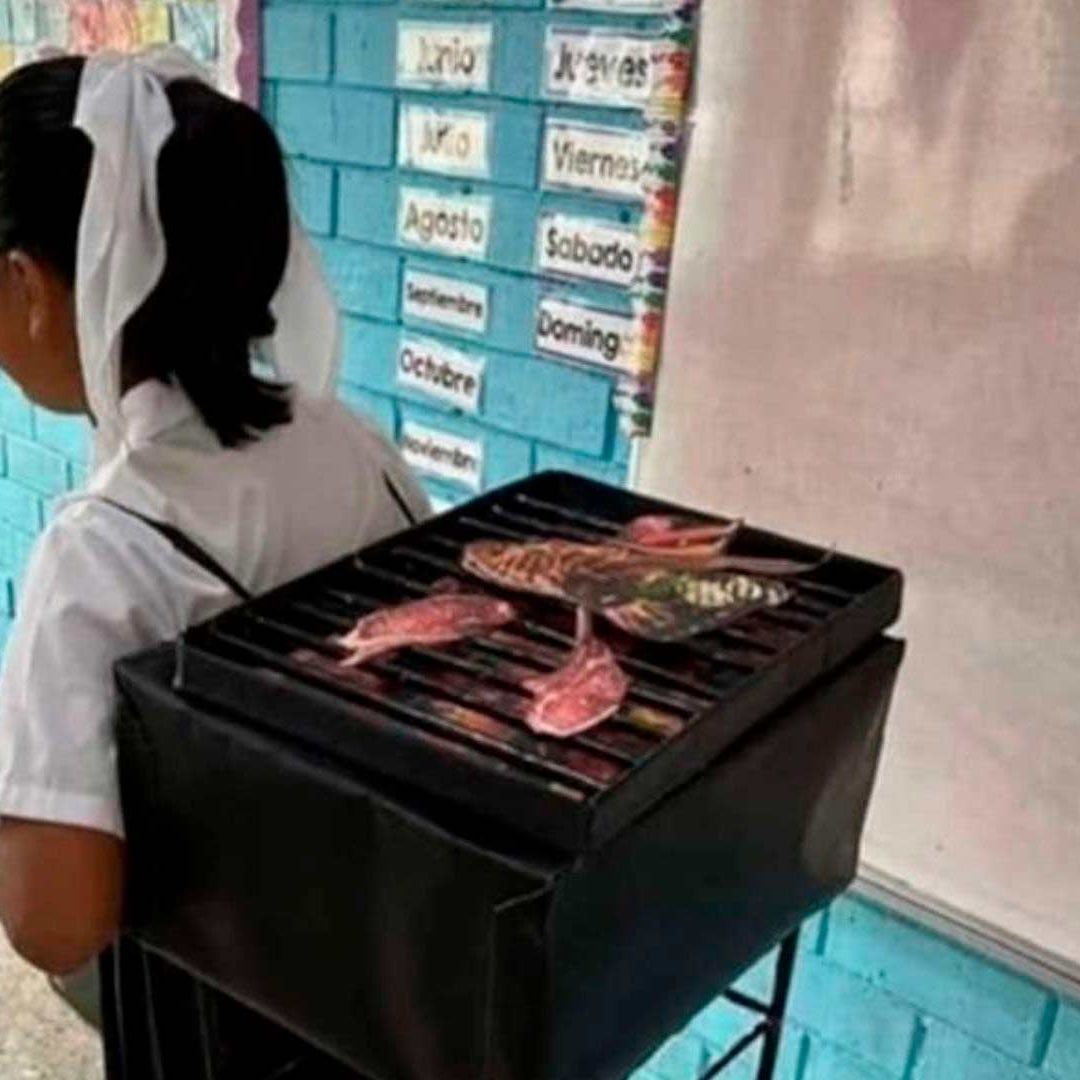 Niña lleva mochila de carne asada a la escuela