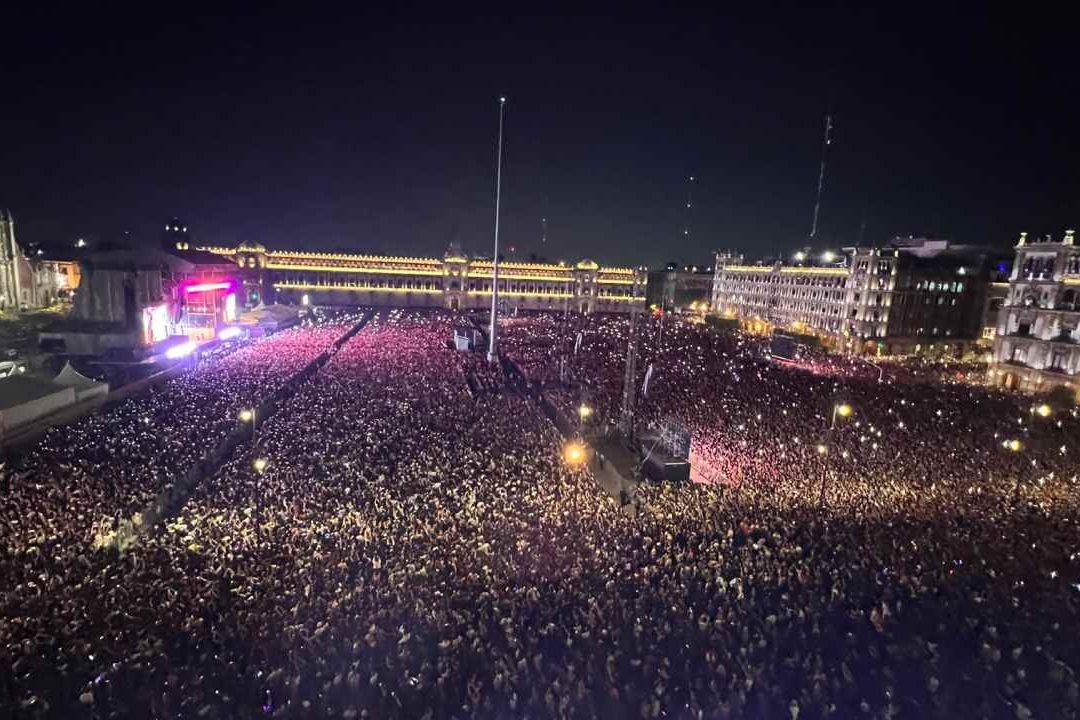 Rosalía llena el Zócalo al ofrecer concierto gratuito