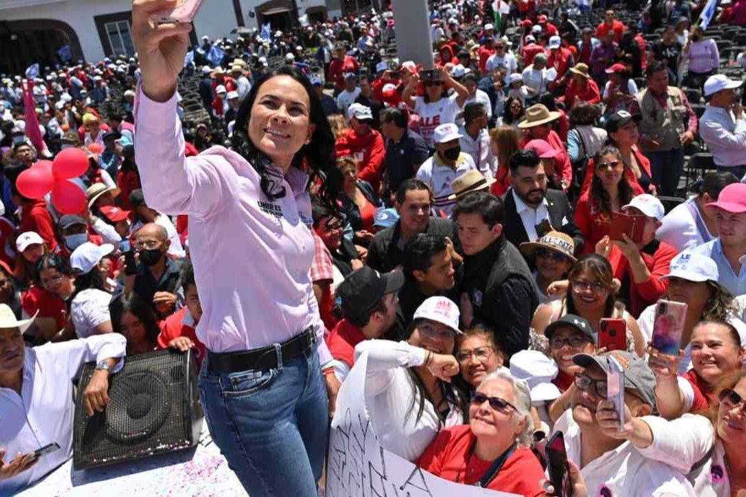 Alejandra del Moral y sus Hijos Celebran el Día del Niño