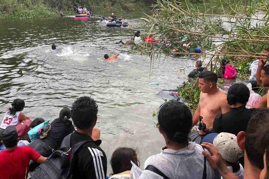 Ola masiva de migrantes arriba a Brownsville, Texas