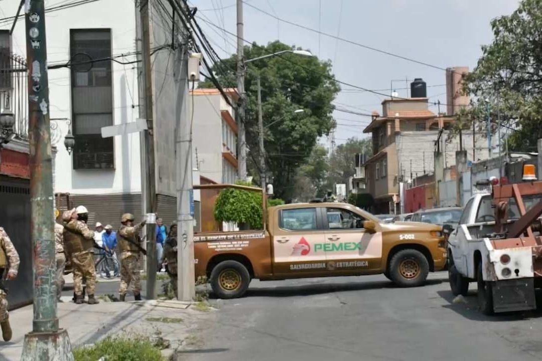 Toma clandestina de hidrocarburos en Avenida Tezozómoc al cruce con Camino a Nextengo, Colonia Santa Lucía, Azcapotzalco