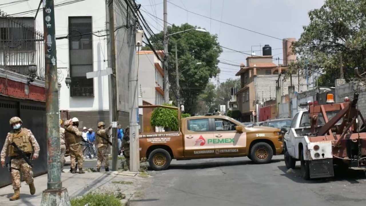 Toma clandestina de hidrocarburos en Avenida Tezozómoc al cruce con Camino a Nextengo, Colonia Santa Lucía, Azcapotzalco