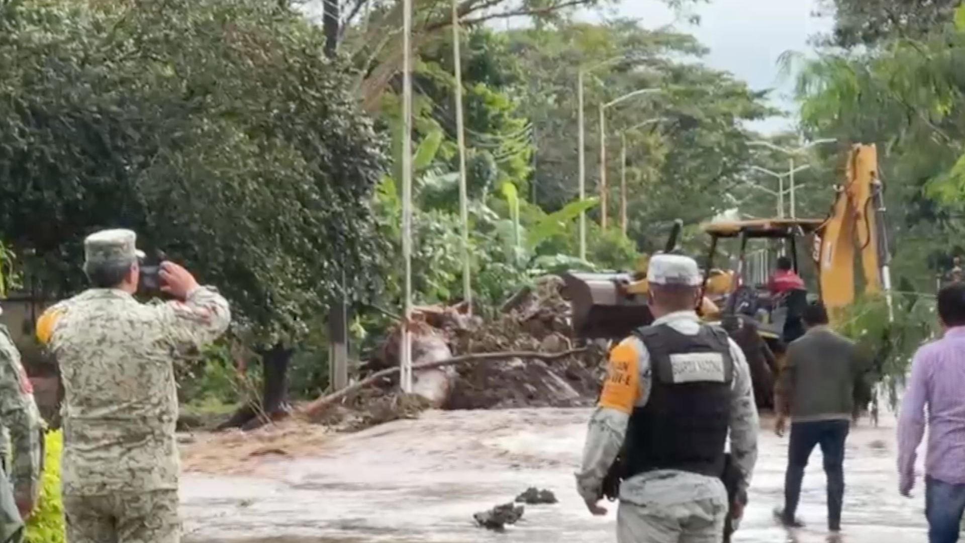 El río La Palma desbordó en la congregación que lleva su nombre en el municipio de Catemaco. El desbordamiento ya cumplió 24 horas.