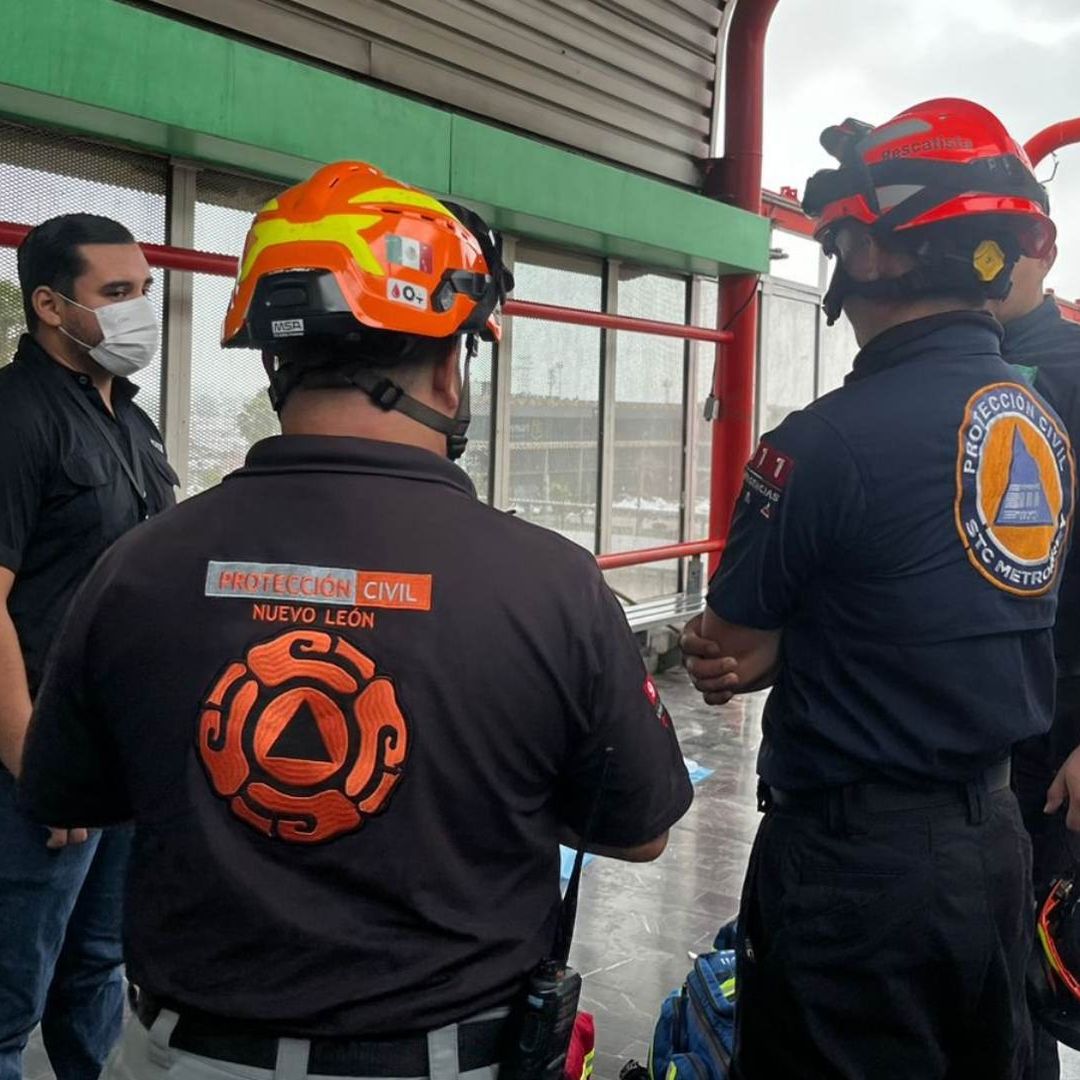 Protección Civil de Nuevo León en Estación Exposición del Metro de Monterrey