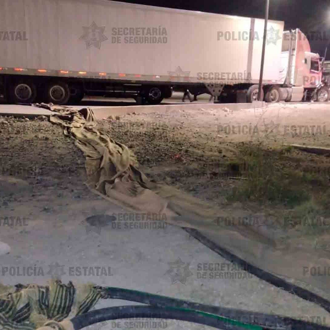 Dos sujetos fueron detenidos y presentados ante la FGR por el delito de robo de combustible.