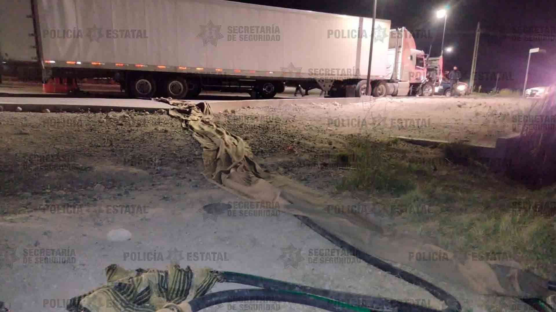 Dos sujetos fueron detenidos y presentados ante la FGR por el delito de robo de combustible.