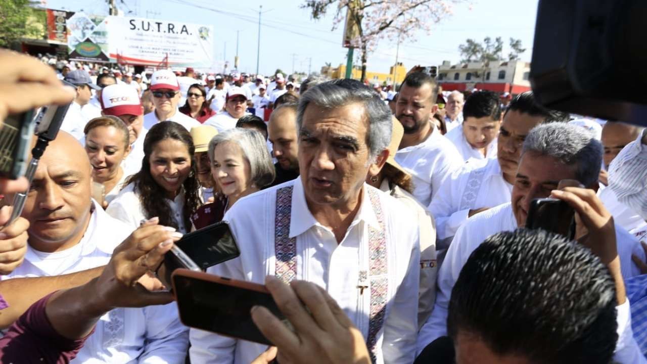 El gobernador de Tamaulipas, Américo Villarreal Anaya, durante el desfile conmemorativo del Día del Trabajo