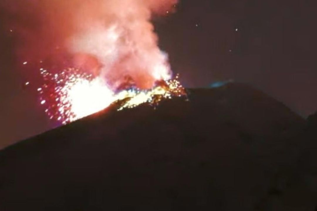 Volcán Popocatépetl Despide Abril con Fuerte Explosión