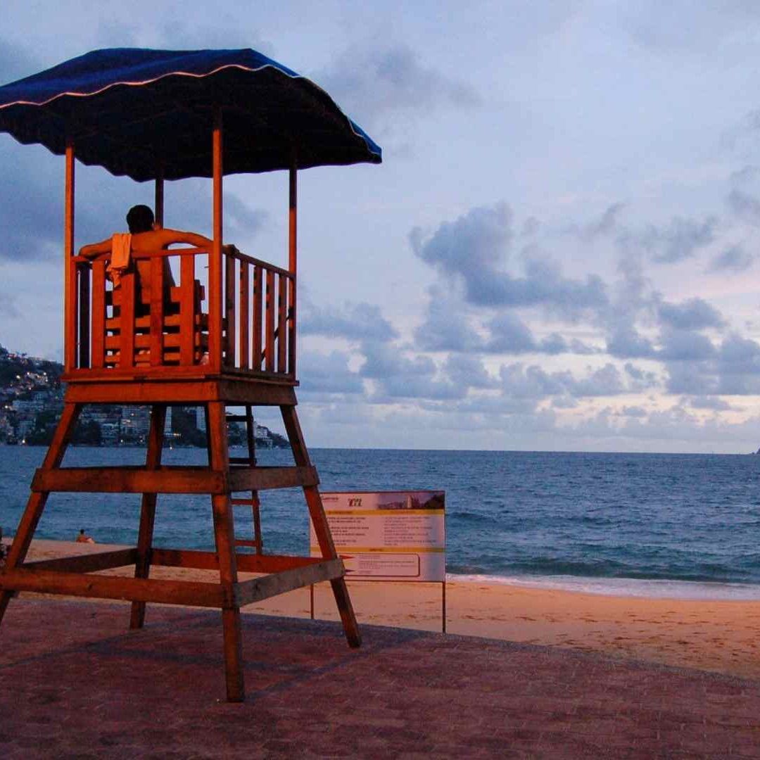 Salvavidas en playa de Acapulco, Guerrero.