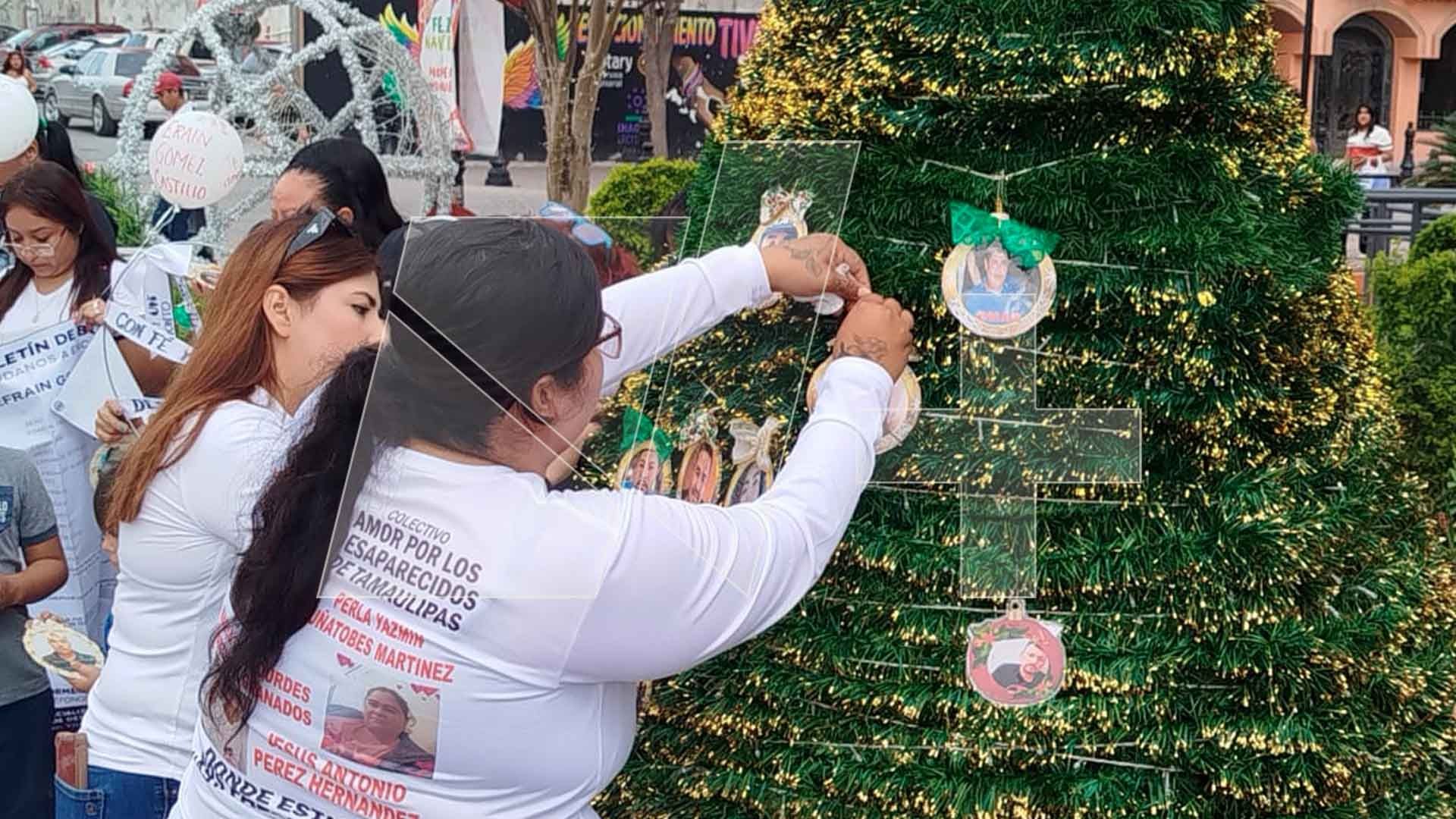 Colectivo de Búsqueda en Reynosa Coloca Pino de Navidad con Fotografías de Desaparecidos