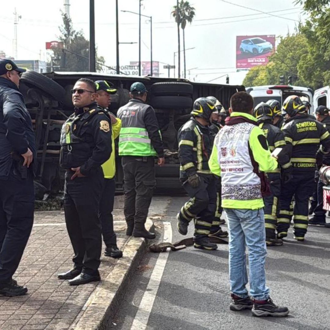 Un microbús chocó contra varios autos y luego volcó, en Canal de Miramontes, en Coyoacán, CDMX
